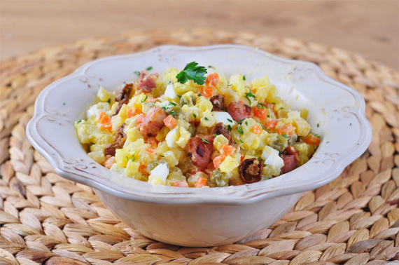 Салат с маринованными лисичками