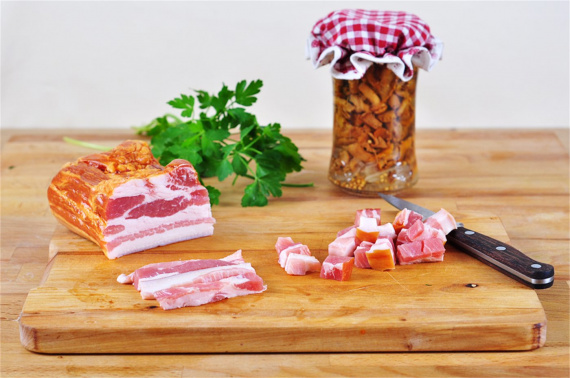 Салат с маринованными лисичками