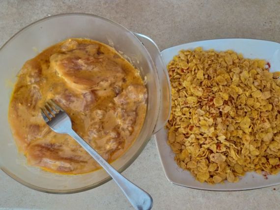 Жареное куриное филе в кукурузных хлопьях