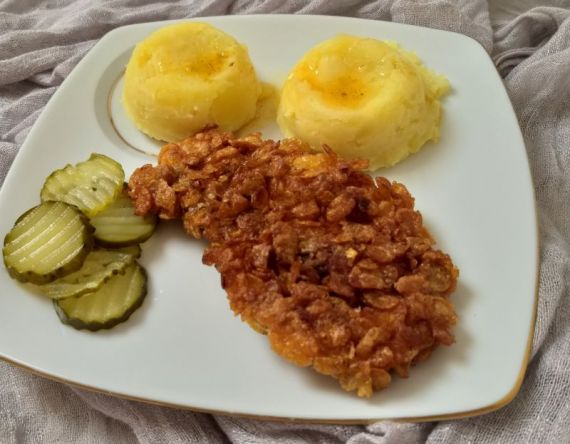 Жареное куриное филе в кукурузных хлопьях