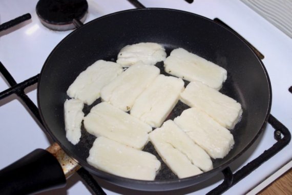 Салат с жареным халуми и горошком