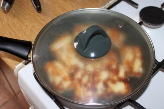 Салат с жареным халуми и горошком