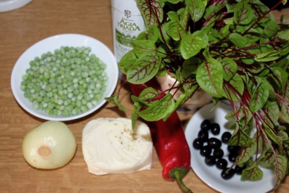 Салат с жареным халуми и горошком