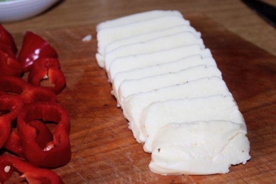 Салат с жареным халуми и горошком