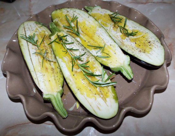 Баклажаны, запеченные с розмарином