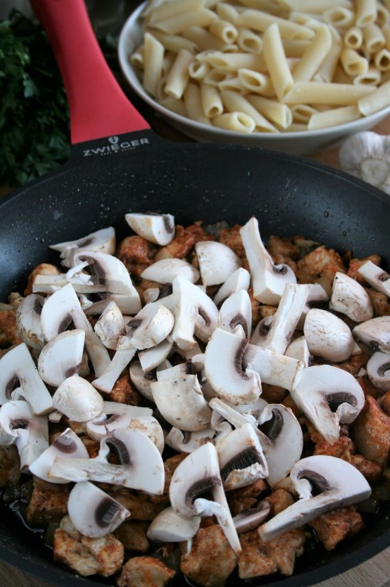 Макароны в томатном соусе с курицей и грибами