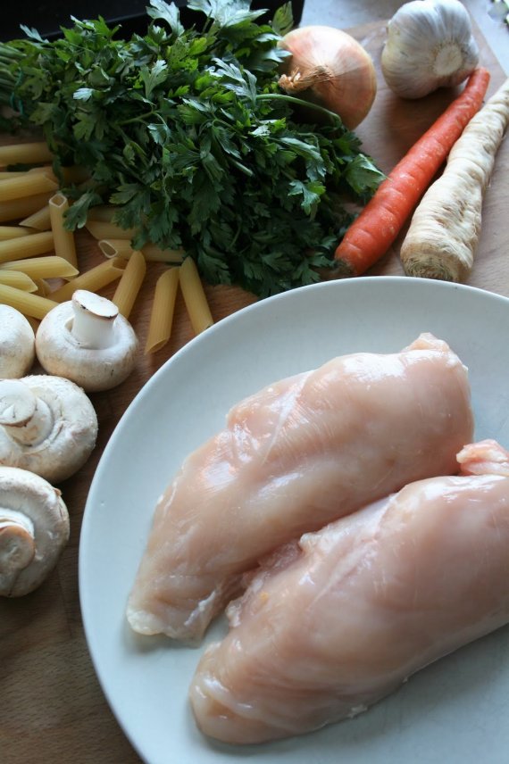 Макароны в томатном соусе с курицей и грибами