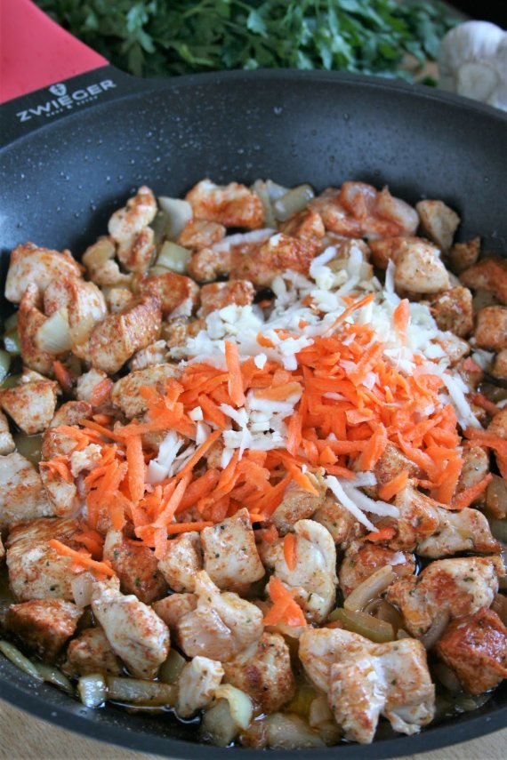 Макароны в томатном соусе с курицей и грибами