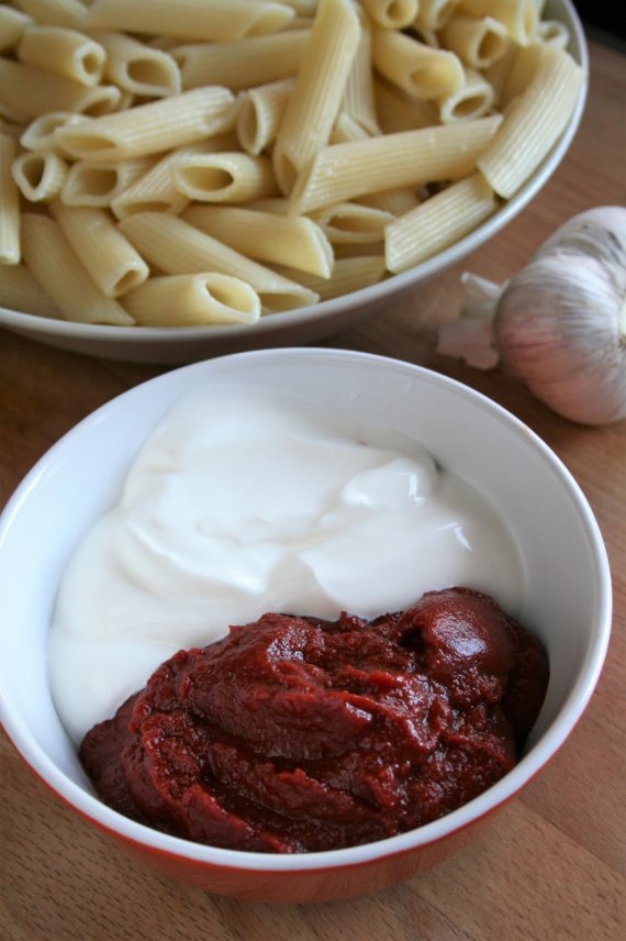 Макароны в томатном соусе с курицей и грибами