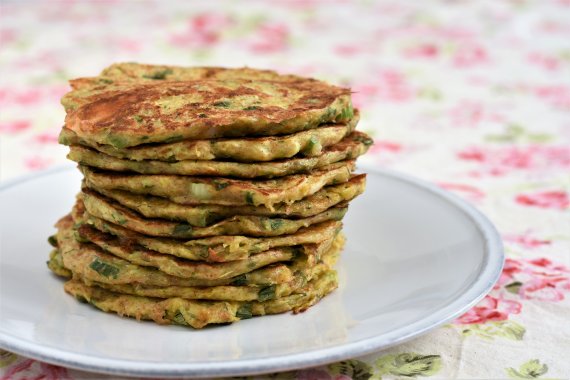 Кабачковые оладьи с сыром и зеленью