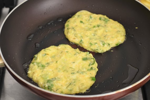 Кабачковые оладьи с сыром и зеленью