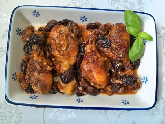 Куриные ножки с вишней