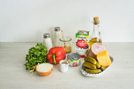 Салат с ветчиной, сыром и солеными огурцами