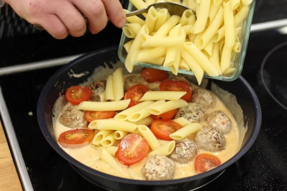 Макароны с фрикадельками в духовке