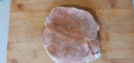 Отбивные из свинины с беконом в духовке