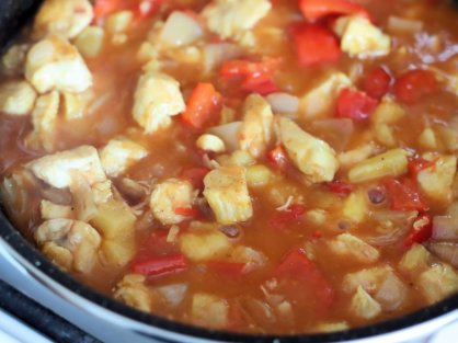 Курица с ананасом в томатном соусе