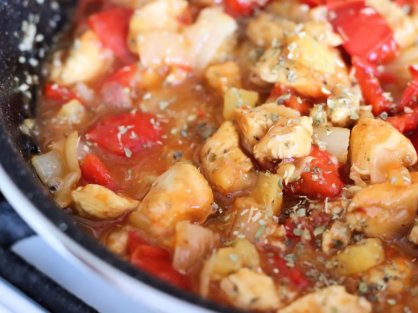 Курица с ананасом в томатном соусе