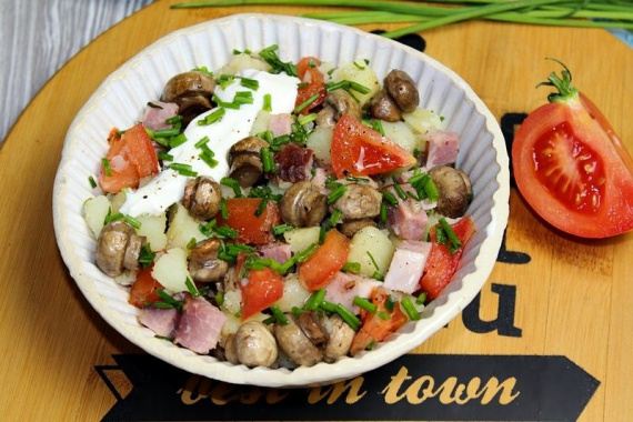 Салат с картофелем, грибами и ветчиной