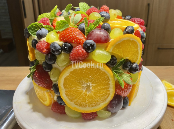 Торт бисквитный с желе и фруктами