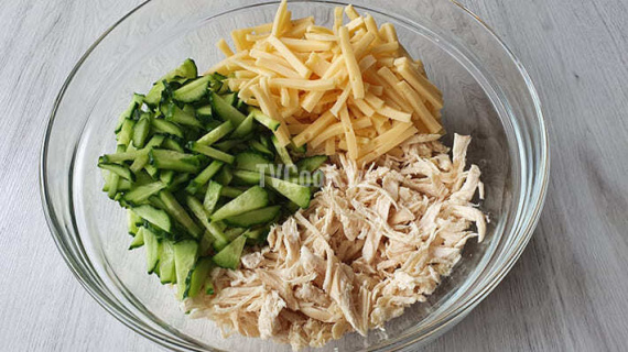 Салат с куриной грудкой и сыром