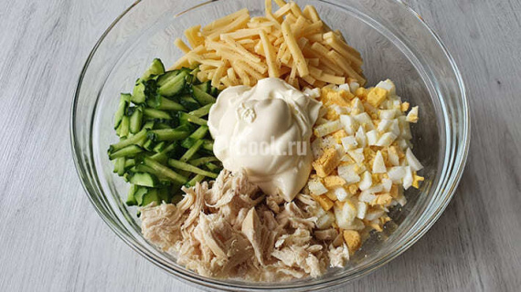 Салат с куриной грудкой и сыром