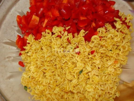 Салат из лапши быстрого приготовления Анаком с курицей