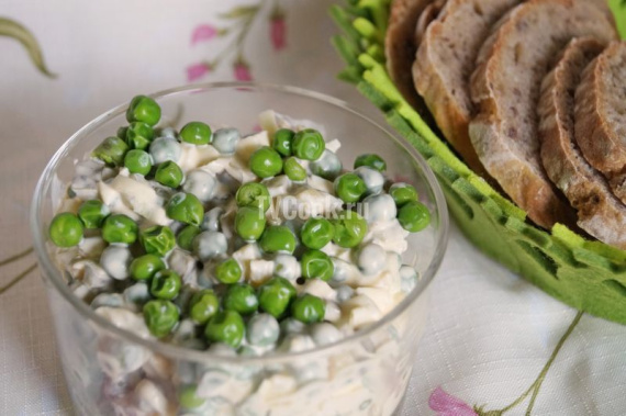 Овощной салат с горошком
