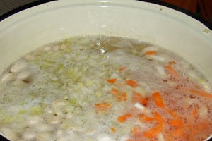 Суп куриный с фасолью