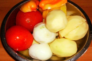 Овощное рагу с капустой, картофелем и кабачками