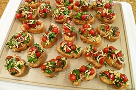 Брускетта с помидорами сыром и орешками