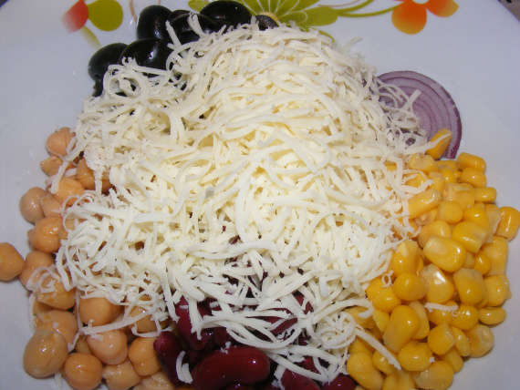 Салат с нутом, фасолью и кукурузой