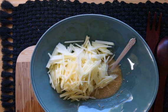 Салат из красной капусты и яблок
