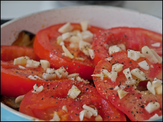 Жареные баклажаны с помидорами