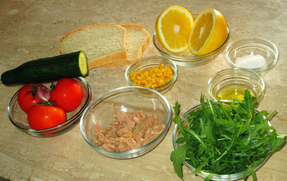 Салат с тунцом и сухариками