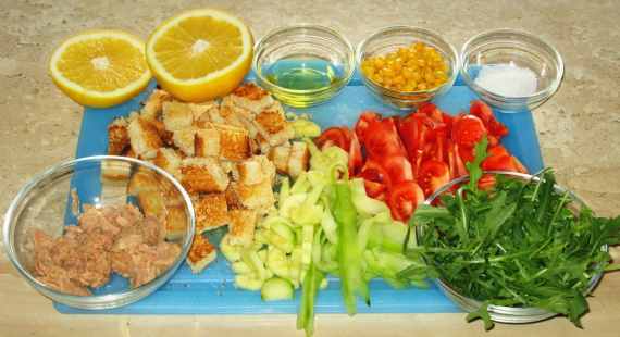 Салат с тунцом и сухариками
