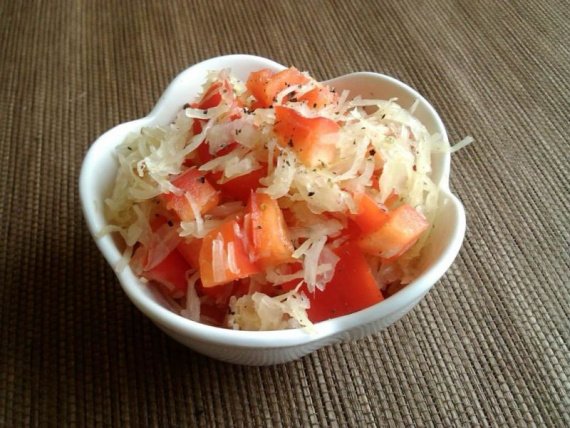 Салат из квашеной капусты с перцем