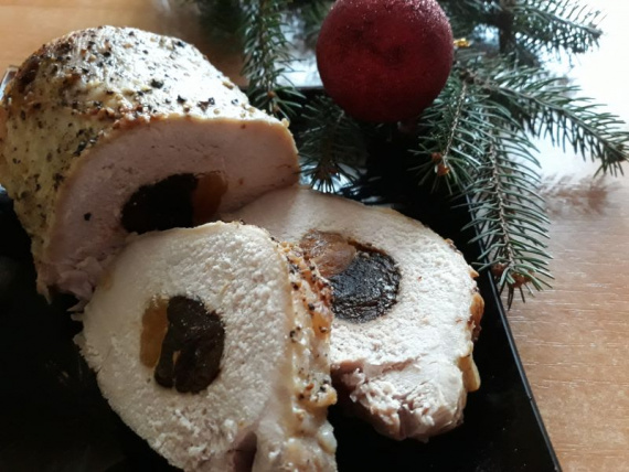 Свинина, фаршированная черносливом и курагой