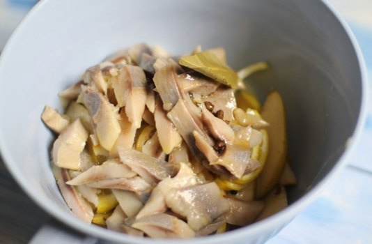 Сельдь с лимоном и грушей