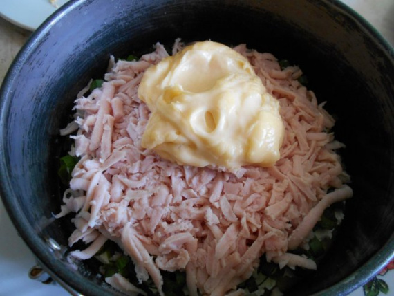 Слоеный салат с ветчиной и сыром