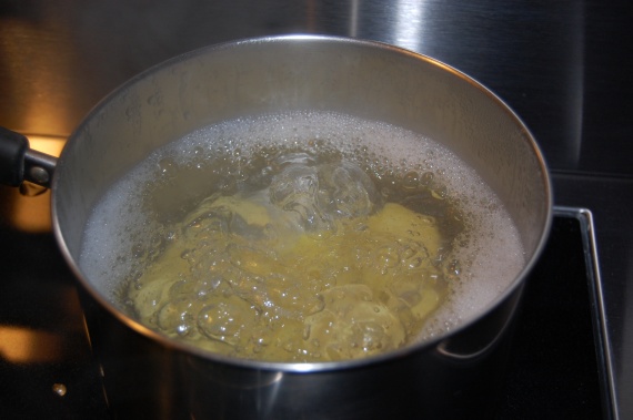 Кипят добавить. Кипящий бульон. Кипящая вода с картошкой. Картошка в кастрюле с водой. Закипевшая картошка.