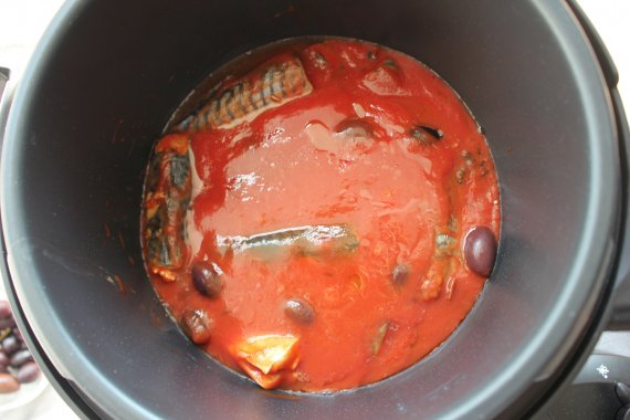 Скумбрия в томатном соусе в мультиварке-скороварке