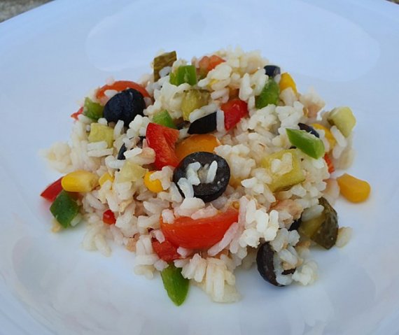 Салат с рисом и тунцом