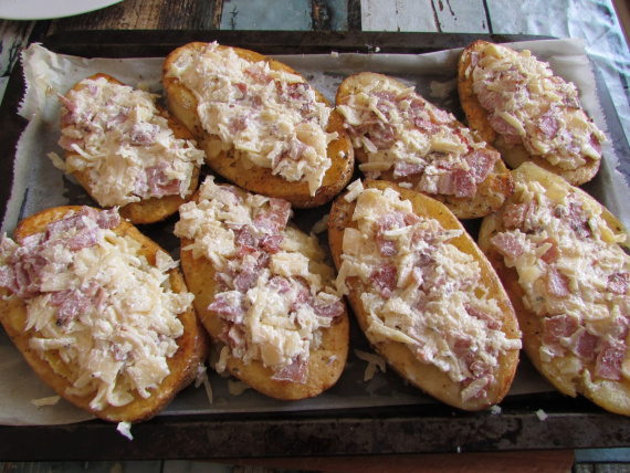 Картошка в духовке с беконом и сыром