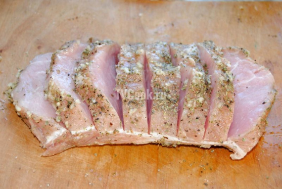 Как приготовить Запеченное мясо свинины с яблоками и луком в духовке просто рецепт пошаговый
