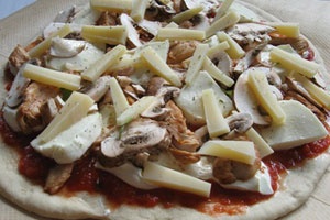 Пицца с грибами и курицей в духовке