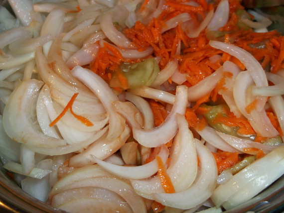 Салат из огурцов и моркови с томатной пастой на зиму