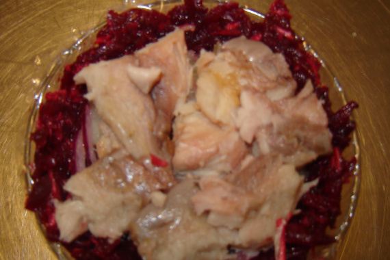Салат из свеклы и копченой рыбы