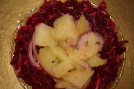 Салат из свеклы и копченой рыбы