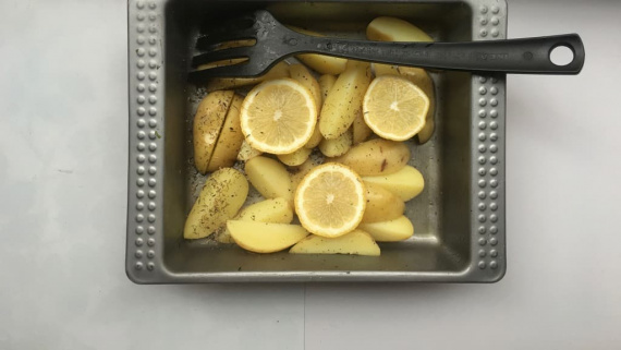 Картофель, запеченный с лимоном