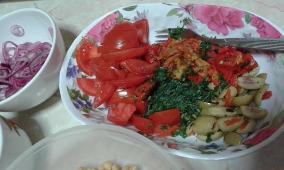 Салат с нутом и овощами